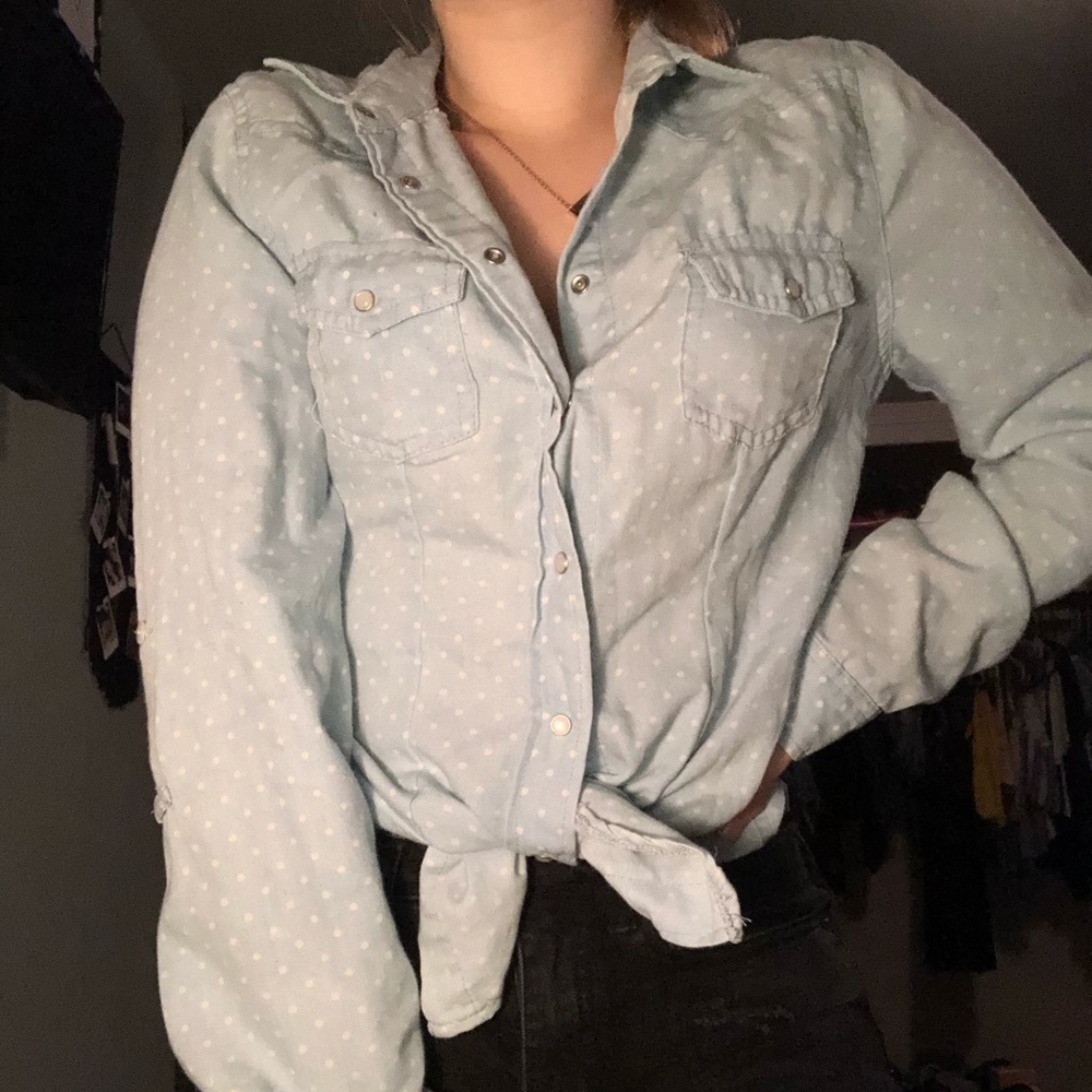 5/$25 FINAL SALE 💵 Cute polka dot button up!!🤍